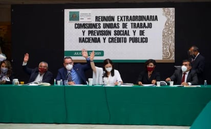 En este debate, se rechazó la reserva o propuesta de modificación presentada por la presidenta de la Comisión de Hacienda, Patricia Terrazas (PAN), para que el plazo se amplíe hasta el 1° de enero del 2022, e inicie con el año fiscal.
(EL UNIVERSAL)