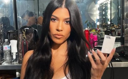 La modelo estadounidense 'sorprendió' con sus curvas en el brillante traje de baño (@KOURTNEYKARDASH)  