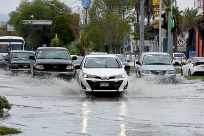 Autoridades municipales informaron que se tiene una operatividad total frente al pronóstico de precipitaciones que se tiene para este fin de semana, esto respecto al funcionamiento de cárcamos pluviales y sanitarios, así como de posibles acciones emergentes de parte del Simas Torreón, Bomberos y de elementos de rescate en general. (ARCHIVO)