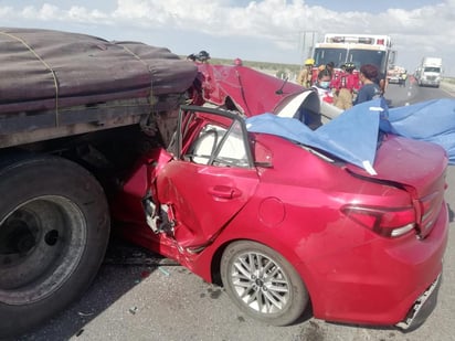 Una pareja perdió la vida luego de que el vehículo en el que viajaba se impactó en la parte trasera de un tráiler sobre la autopista Saltillo-Torreón. (EL SIGLO DE TORREÓN)