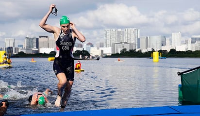 Con un equipo formado por Jessica Learmonth, Jonathan Brownlee, Georgia Taylor-Brown y Alex Yee, Gran Bretaña consiguió este sábado el primer oro olímpico de la historia en relevos mixtos de triatlón, disciplina que se estrenaba en los Juegos de Tokio. (ARCHIVO) 
