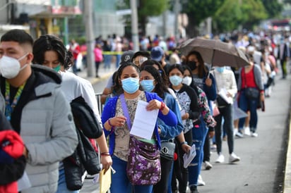 Este viernes, los brigadistas y organizadores de la vacunación en la Preparatoria 9 de la Universidad Nacional Autónoma de México (UNAM) tuvieron que restringir la vacunación sólo para personas con credencial del INE de la alcaldía Gustavo A. Madero (GAM) ante la sobredemanda de personas de otras alcaldías y del Edomex que buscaban ser vacunados contra el coronavirus en esa sede. (EL UNIVERSAL)