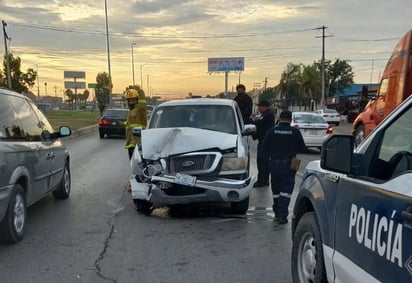 Muy dañada del frente quedó la camioneta Ford Ranger tras impactarse contra el arbotante.