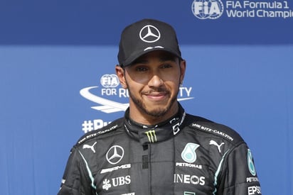 Hamilton elevó a 101 su propio récord histórico de 'poles' en la F1 al cubrir los 4.318 metros de la pista húngara en un minuto. (EFE)