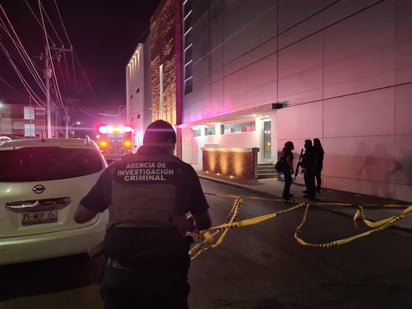 Durante la noche del pasado viernes, un elemento de la Policía Estatal resulto herido por un proyectil de arma de fuego, al escapársele un tiro del arma que portaba y por lo cual fue trasladado a un hospital privado de Piedras Negras, para posteriormente a uno de la capital del Estado. (EL SIGLO DE TORREÓN)