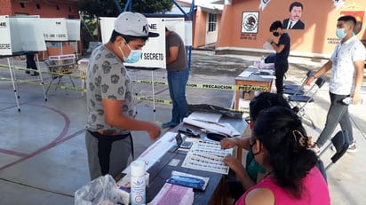 Los colegios electorales de México abrieron este domingo sus puertas para dar inicio a la consulta popular sobre si se debe enjuiciar por corrupción y otros delitos a los últimos cinco expresidentes del país. (TWITTER)