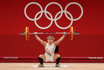 Luego de conseguir hoy el bronce de los 76 kilogramos en Tokio 2020, la halterista Aremi Fuentes compartió el camino recorrido hacia el podio. (EFE)