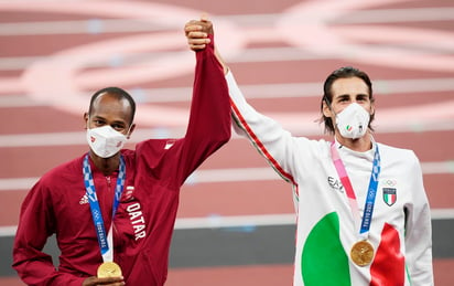 El hecho se presentó en el salto de altura, prueba en la que el qatarí Mutaz Essa Barshim y el italiano Gianmarco Tamberi tuvieron el mismo registro y compartieron el máximo logro otorgado en los Juegos Olímpicos.
(EFE)