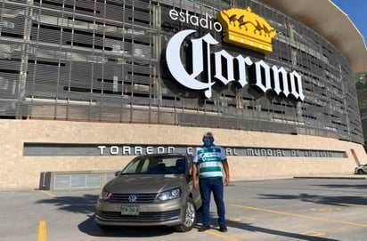 En diversas ocasiones ya se ha comprobado que la afición guerrera no tiene límites, tal es el caso de Adrián Sierra, un albiverde que viajó desde Veracruz hasta la Comarca Lagunera para presenciar el encuentro de este domingo.