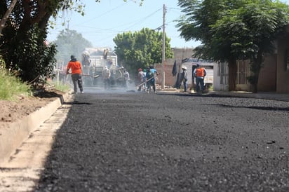 El alcalde, Homero Martínez, asistió a la supervisión de la obra de pavimentación en la colonia Las Palmas, sobre el paseo del mismo nombre, donde se invierten más de 800 mil pesos y se colocan 13 mil metros cuadrados de pavimento. (DIANA GONZÁLEZ)