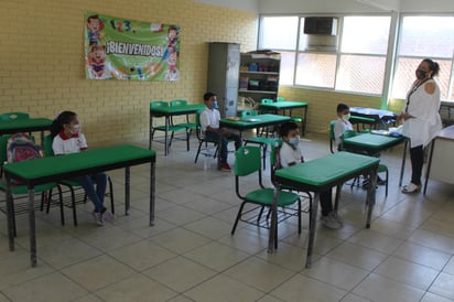 En caso de un incremento en los contagios y hospitalizaciones por COVID-19 a nivel estatal podrían tomarse nuevas determinaciones respecto a la modalidad de las clases del próximo ciclo escolar en Coahuila, no obstante las autoridades por el momento siguen contemplando una modalidad presencial y con estrictos protocolos sanitarios en el sector público. (ARCHIVO)