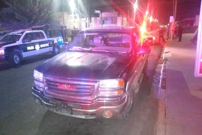 Luego de protagonizar accidente en calles de Gómez Palacio conductor de camioneta se da a la fuga, fue detenido por agentes de la Dirección de Seguridad y Protección Ciudadana. (EL SIGLO DE TORREÓN)