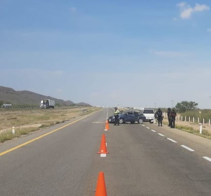 La unidad dio varios giros hasta que finalmente terminó nuevamente sobre sus cuatro ruedas en uno de los carriles de la vialidad. (EL SIGLO DE TORREÓN)