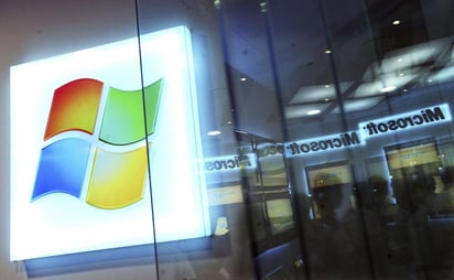 El gigante del software Microsoft anunció este martes que exigirá una prueba de vacunación contra la COVID-19 a cualquier persona que quiera entrar a sus oficinas en Estados Unidos, lo que incluye a sus casi 100,000 empleados en el país. (ARCHIVO) 
 