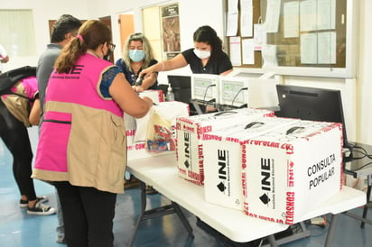 Será el Instituto Nacional Electoral (INE) el que convoque, organice, difunda y llame el voto, de manera adicional a las nuevas facultades de organizar consultas populares nacionales o estatales.
(ARCHIVO)