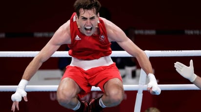 Un insólito momento se vivió en Tokio 2020 cuando el boxeador irlandés se ganó el pase a la semifinal de su categoría, pero se lesionó durante su festejo, quedando fuera de la competencia. 