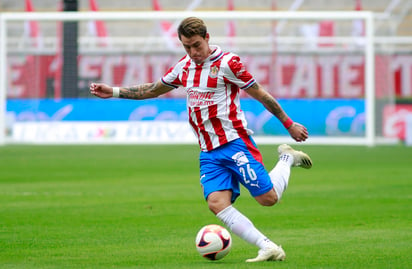 Debido al accidente que se suscitó en el entrenamiento del Guadalajara de este día, que llevó a Cristian Calderón al hospital para realizarle estudios de su cabeza luego de que ésta chocara con una de las rodillas de Miguel Ponce, 'Chicote' estará fuera de acción una semana según el informe de la dirigencia de Chivas. (ARCHIVO) 
