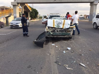 Luego del choque, las pasajeras del taxi y su conductor resultaron lesionados. (EL SIGLO DE TORREÓN)