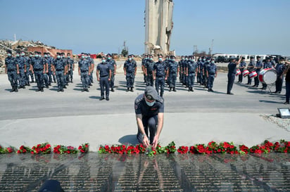 Las principales autoridades religiosas cristianas y musulmanas del Líbano oficiaron hoy una ceremonia interreligiosa para rendir homenaje a las víctimas de la explosión de hace un año en el puerto de Beirut, una tragedia que se saldó con más de 200 muertos y dejó la ciudad parcialmente en ruinas. (EFE) 
