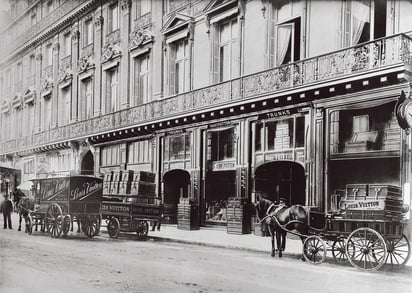 Retrato de la tienda de Louis Vuitton en la rue Scribe 1, de París, tomada sobre 1872.