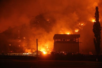 Desde la oleada de fuegos declarada el 28 de julio, las autoridades de esta provincia han tenido que evacuar 35,000 personas de casi 12,000 hogares, explicó hoy a la prensa el alcalde de Mugla, Osman Gürün.
(EFE)