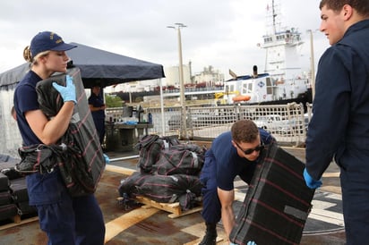 La Guardia Costera de Estados Unidos descargó drogas por valor de más de 1,400 millones de dólares en el puerto Everglades de Fort Lauderdale el jueves. (ARCHIVO) 