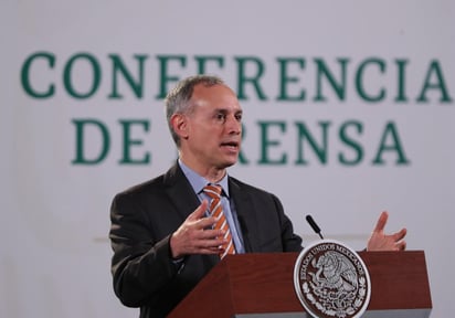 Hugo López-Gatell, subsecretario de Prevención y Promoción de la Salud, informó a la Conferencia Nacional de Gobernadores (Conago) que el sector educativo será considerado como una actividad esencial ante la pandemia por COVID-19, por lo que se liberará la posibilidad legal de que la Secretaría de Educación Pública (SEP) llame a clases presenciales aunque el semáforo epidemiológico este en color rojo. (ARCHIVO)