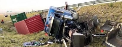 Luego de que el sueño lo venciera, un trailero volcó su pesada unidad en la carretera 57, donde a pesar del aparatoso accidente, no sufrió lesiones de consideración.
