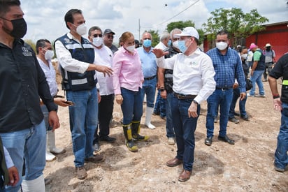 El gobernador José Rosas Aispuro realizó una gira en La Laguna de Durango para evaluar los daños tras las lluvias. (CORTESÍA)