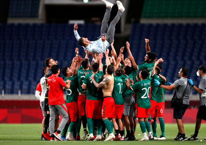 La selección de México se tomó la revancha de la fase de grupos ante Japón, le devolvió la moneda de aquella derrota, y con un par de acciones a balón parado en la primera mitad y otra en la segunda, aseguró la consecución de la medalla de bronce de los Juegos de Tokio 2020. (EFE)