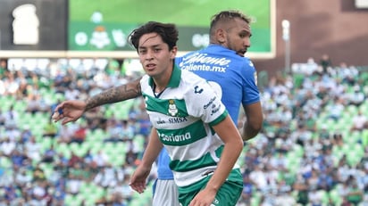 Para el volante juvenil de Santos Laguna, Jordan Carrillo, quien ha sido titular en los dos encuentros que han disputado los albiverdes hasta el momento en el Torneo Apertura 2021 de la Liga MX, la confianza que han recibido los canteranos de parte de Guillermo Almada ha sido fundamental para aprovechar las oportunidades recibidas. (ARCHIVO) 
