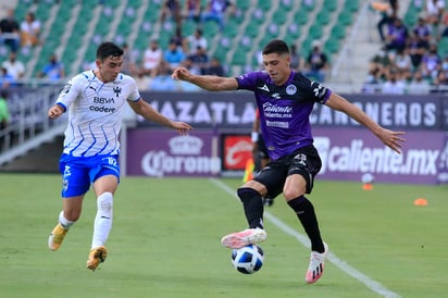 Mazatlán y Monterrey extendieron su marcha invicta después de igualar el viernes 1-1, en un partido en que los Rayados se quedaron con nueve hombres. (JAM MEDIA)