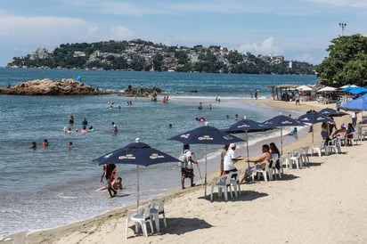 El balneario de Acapulco cerró desde este lunes sus bares y sus centros de ocio nocturno debido a la tercera ola de COVID-19 que azota a México, mientras que las playas se mantienen abiertas pero con un aforo del 40 %. (ARCHIVO)