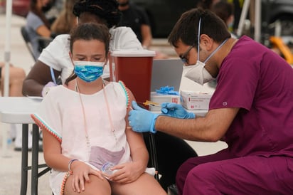 Los casos de COVID-19 ocupan tantas camas en los hospitales de Florida que los servicios de ambulancias y bomberos tienen dificultades para responder a todas las emergencias. (AP) 
