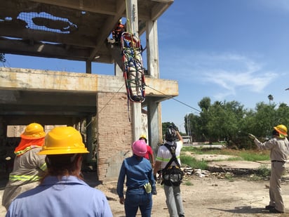 Se simuló un simulacro de rescate desde una altura de 16 metros. (EL SIGLO DE TORREÓN)