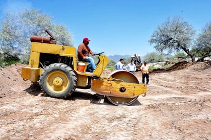 En compañía del director de Obras Públicas, Juan Antonio Sánchez, el alcalde supervisó los trabajos de atención al desazolve del arroyo, que permiten que el agua de la parte más alta de los cerros baje de manera natural y pase por la comunidad durante la temporada de lluvia.
(EL SIGLO DE TORREÓN)