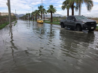 El titular del Sistema Integral de Mantenimiento Vial de Torreón (SIMV), Humberto Niño, admitió que, a la par de las afectaciones en pavimento que dejaron las recientes lluvias, se han detectado también daños en los sistemas de semáforos, esto debido a que gran parte del cableado es ahora subterráneo y se generan cortocircuitos, así como apagones en general. (ARCHIVO)