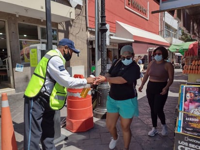 Hasta 20 peatones en un día ya se sancionaron económicamente en los filtros de Saltillo por no portar su cubrebocas, donde adultos mayores y jóvenes son a los que principalmente se les aplico, reveló la Juez Calificadora, Miriam Mariscal. (ISABEL AMPUDIA)