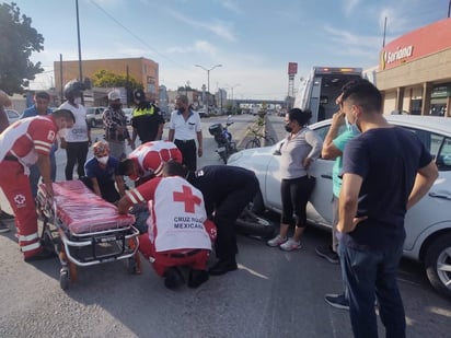 Conductor de motocicleta termina hospitalizado luego de sufrir accidente en calles de la colonia Hamburgo. (EL SIGLO DE TORREÓN)