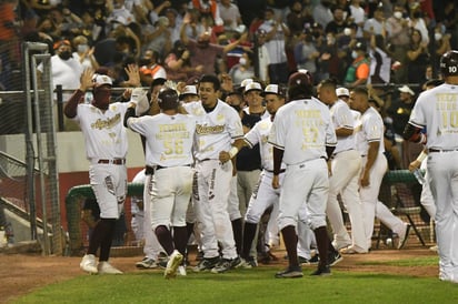 Cuadrangular del venezolano Carlos Rivero en la octava entrada rubricó una electrizante remontada de los Algodoneros del Unión Laguna, quienes anoche se repusieron de un déficit de 4 carreras para vencer a Mariachis. (FERNANDO COMPEÁN)