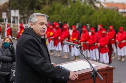 El presidente argentino Alberto Fernández quedó envuelto en una creciente polémica luego de que el gobierno reconoció el viernes que en julio de 2020 celebró el cumpleaños de la primera dama con una decena de personas en la residencia presidencial sin guardar los mínimos cuidados y cuando la cuarentena para frenar al coronavirus era especialmente severa y los encuentros privados estaban prohibidos por decreto. (ARCHIVO) 