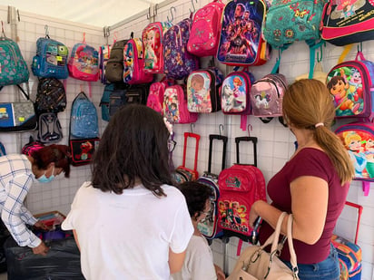 Mariano Serna Muñoz, presidente de la Cámara Nacional de Comercio (Canaco), dijo que el evento será del 13 al 15 de agosto y se contará con útiles escolares, mochilas, talleres para que las familias aprendan a hacer gel antibacterial en casa, además de que se contará con cortes de cabello gratis, exámenes de la vista.
(ERICK SOTOMAYOR)