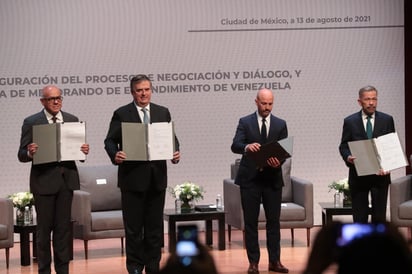 Ambas partes, chavismo y oposición, conscientes de que será un proceso complejo, contaron con el respaldo del Gobierno de México, luego de que el titular de Relaciones Exteriores, Marcelo Ebrard, se comprometió a que la Administración del presidente Andrés Manuel López Obrador será respetuosa, solidaria, colaborativa y cooperativa para el éxito de la misma.

(EFE)