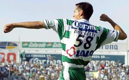 La leyenda del Club Santos Laguna, Jared Borgetti está celebrando su cumpleaños 48 entre felicitaciones y mensajes de amor de sus fans y medios.