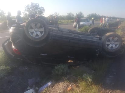 La mañana de este sábado se registró la volcadura de una camioneta en el municipio de San Pedro Coahuila.