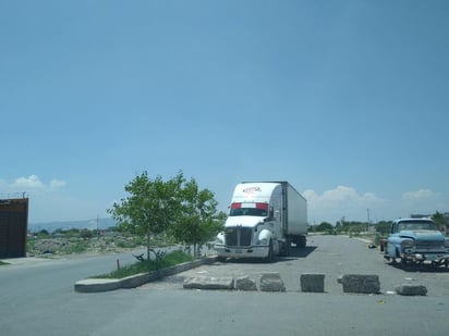 Habitantes de la colonia Loma Real V, ubicada al oriente de Torreón, llaman a las autoridades municipales a mejorar el acceso vehicular a su sector, se trata de la rúa principal que conecta con el bulevar Torreón 2000 y que conecta con las calles del interior de la zona habitacional. (ARCHIVO) 
