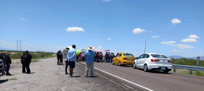 Habitantes del ejido Emiliano Zapata de Viesca bloquearon, por alrededor de tres horas la carretera libre a Saltillo para exigir una solución definitiva por las constantes fallas en el servicio de electricidad, pues en está ocasión tienen tres días sin luz. (ARCHIVO) 
 