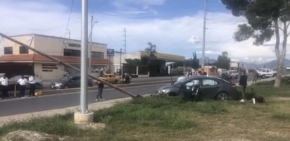 El cansancio venció a la conductora de un vehículo Toyota, quien al dormitar se impactó contra un poste de alumbrado y posteriormente contra un auto compacto en pleno Paseo de la Reforma de la capital del estado.
