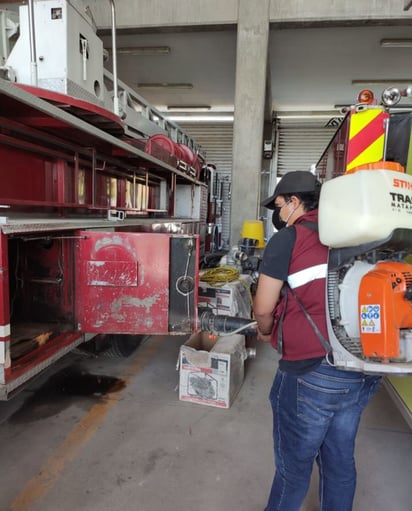 Las estaciones de Bomberos en Gómez Palacio fueron objeto de fumigación en prevención del dengue. (EL SIGLO DE TORREÓN)