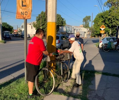 El hombre lesionado se identificó como Jesús, quien viajaba a bordo de una bicicleta tipo inglesa de color negro al momento del percance vial.
(EL SIGLO DE TORREÓN)